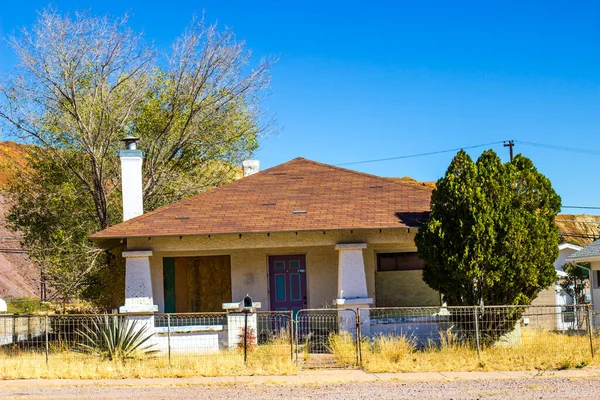 Casa Abbandonata Con Porta Lucchettata Finestre Sbarrate — Foto Stock