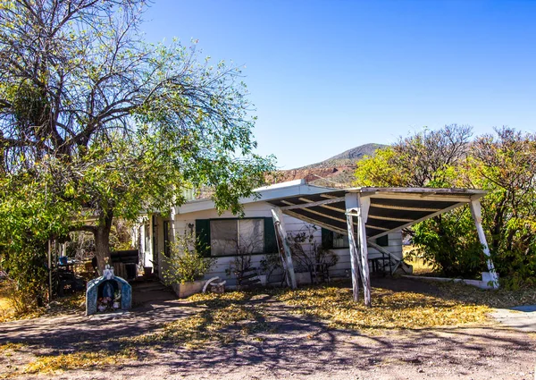 Verlassenes Haus Mit Gesperrten Fenstern Einstürzendem Carport — Stockfoto