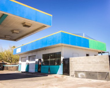 Kapıları Kapalı Terk Edilmiş Garaj Binası