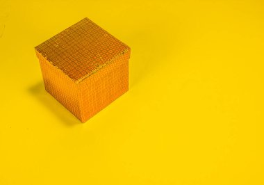 Sade Sarı Arkaplanda Parlak Hediye Kutusu
