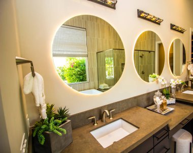 Üç Ayna Işıklı Modern Ana Banyo