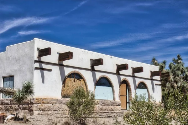 Edifício Comercial Abandonado Velho Estilo Espanhol Com Janelas Embarcadas Acima — Fotografia de Stock