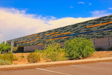 Arizona Çölü 'ndeki renkli, modern bir binanın yan tarafında.