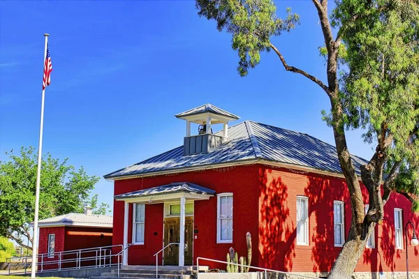 Casa Pequena Velha Escola Tijolo Vermelho Com Bandeira Pólo — Fotografia de Stock