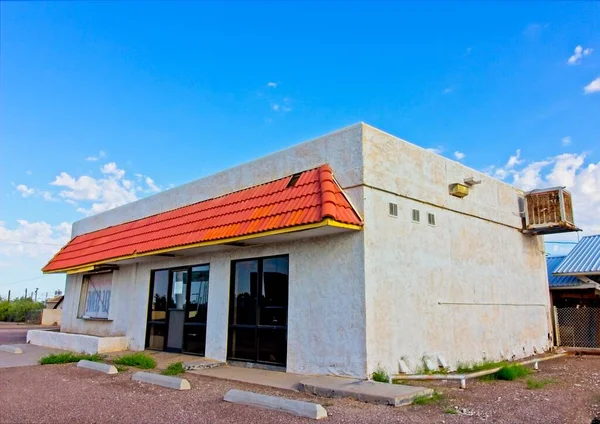 Abandoned One Level Commercial Building — Stock Photo, Image