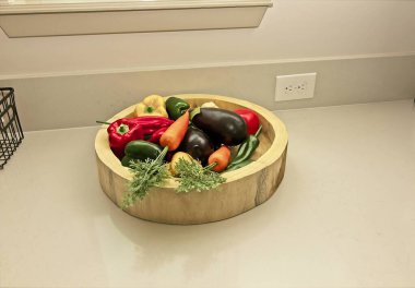 Mutfak tezgahında yapay sebze kasesi.