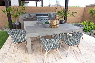 BBQ, Masa ve Sandalyelerle Yapılmış Avlu Bölgesi