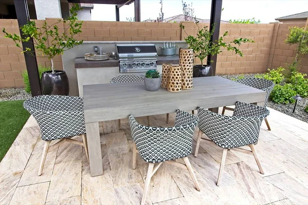 BBQ, Masa ve Sandalyelerle Yapılmış Avlu Bölgesi