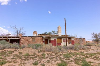 Windows Tahtalı Ile Terk Edilmiş Bir Düzey Ev