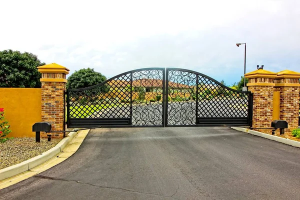 Kullanılmış Tuğla Sütunlu Elektrikli Metal Çıkış Kapısı