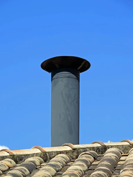 Detalle Una Chimenea Metal Techo Una Casa —  Fotos de Stock