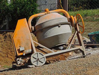 İnşaat alanında beton karıştırıcı.