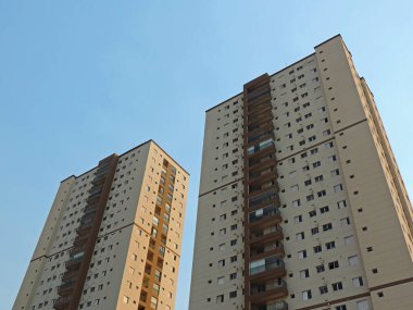 Mavi gökyüzüne tarafından çerçeveli konut cephe