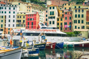 Camogli, İtalya, 23 Haziran 2014: Liguria 'da bir balıkçı köyü olan Camogli' de bir marina.