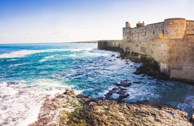 Syracuse, Sicilya, İtalya 'daki Castello Maniace' ın tahkim duvarlarına bak