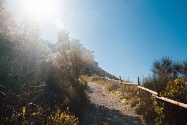 Fransa 'daki Queribus Cathar kalesine giden dik bir yol.