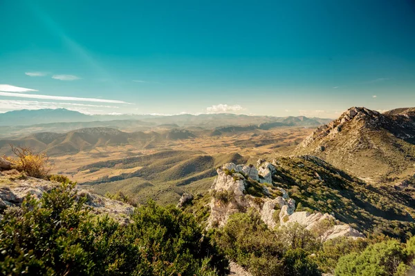 Corbieres, Fransa 'nın güneydoğusundaki Languedoc-Roussillon' da Aude ve Pyrenees-Orientales departmanlarında yer alan bir dağ bölgesi.
