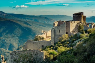 Peyrepertuse Fransa 'daki Corbieres Massif' teki kaleyi harap etti.