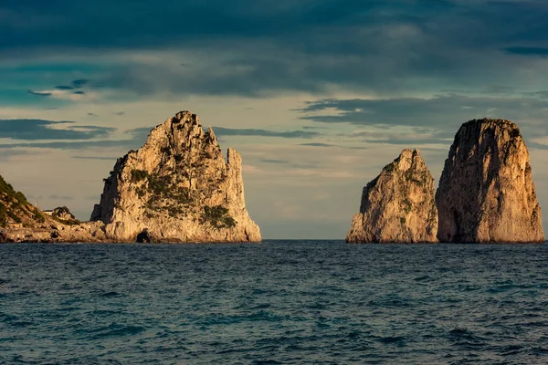 Capri, İtalya 'da ünlü kaya yığınları