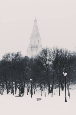 Moskova 'daki Kolomenskoye parkındaki kilise manzaralı ana yol. Rusya