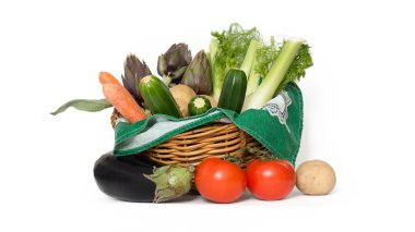 beyaz üzerine taze sebze