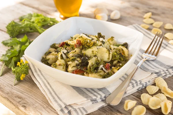 Orecchiette şalgam yeşilliği, İtalyan mutfağı ile — Stok fotoğraf