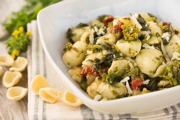 Orecchiette with turnip greens, Italian Cuisine — Stock Photo, Image
