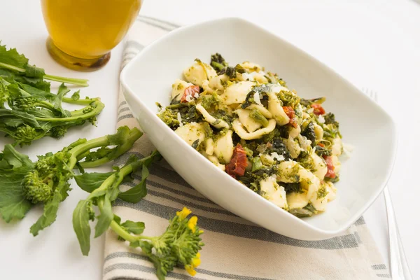 Orecchiette şalgam yeşilliği, İtalyan mutfağı ile — Stok fotoğraf