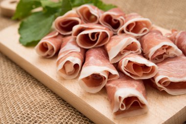 prosciutto crudo jambonu