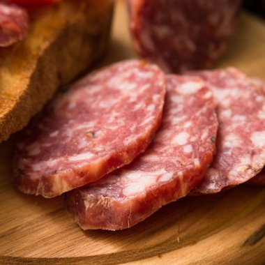 Sardunyalı domuz salam 