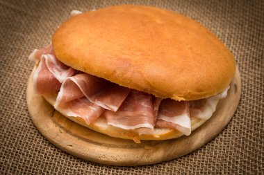 Prosciutto crudo sandviç