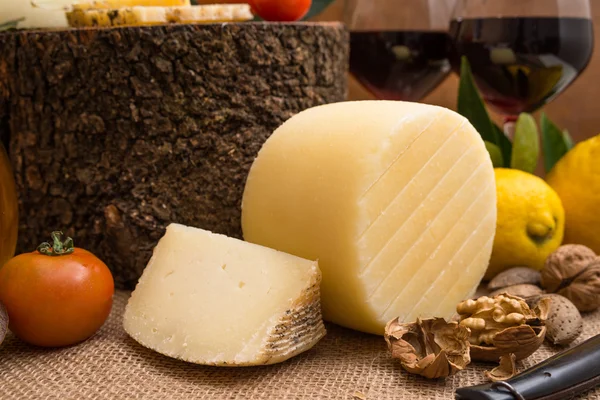 Forma de queso Pecorino —  Fotos de Stock