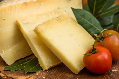 Sardunyalı Pecorino dilimleri