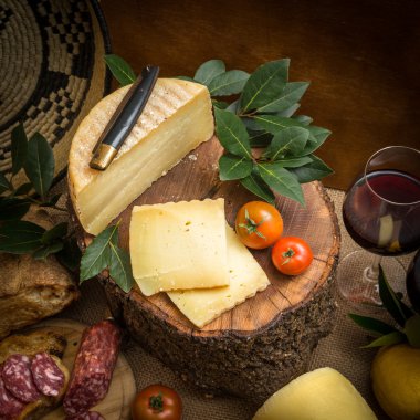 Sardunyalı Pecorino dilimleri
