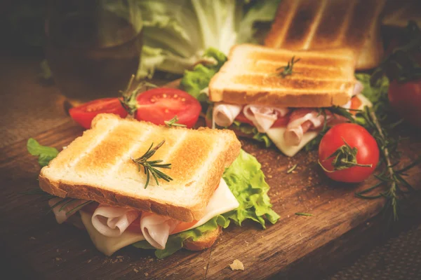 Sanduíche de presunto e queijo — Fotografia de Stock