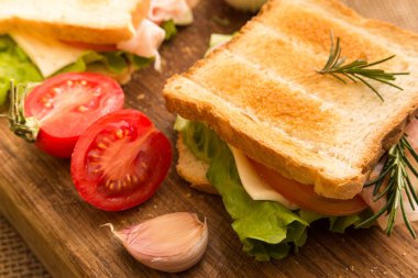 jambonlu peynirli sandviç