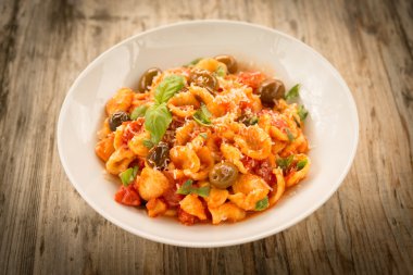 Orecchiette domates sos ile