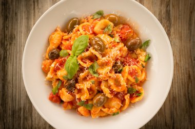 Orecchiette domates sos ile