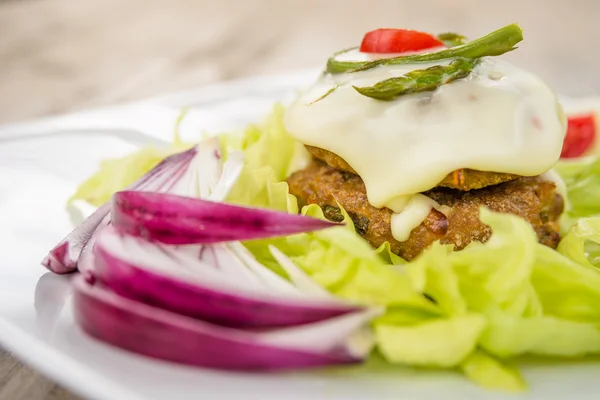 Beef burger and vegetables — Stock Photo, Image