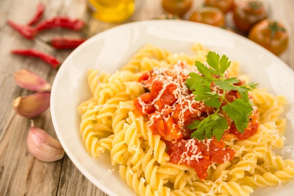 Fusilli met tomatensaus — Stockfoto