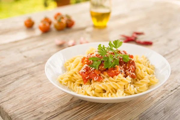 Fusilli z sosem pomidorowym — Zdjęcie stockowe