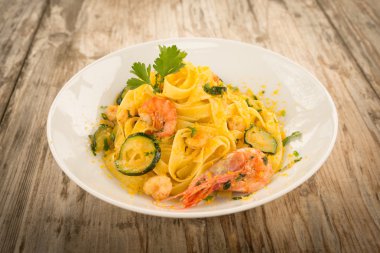 Bottarga, kabak ve karides Tagliatelle