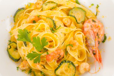 Bottarga, kabak ve karides Tagliatelle