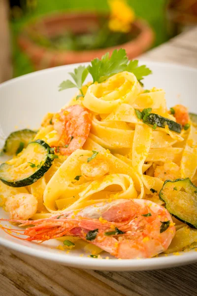 Tagliatelle with bottarga, zucchini and shrimps — Stock Photo, Image