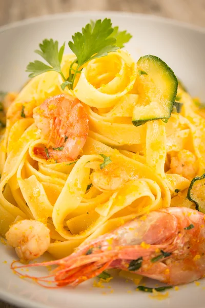 Tagliatelle with bottarga, zucchini and shrimps — Stock Photo, Image