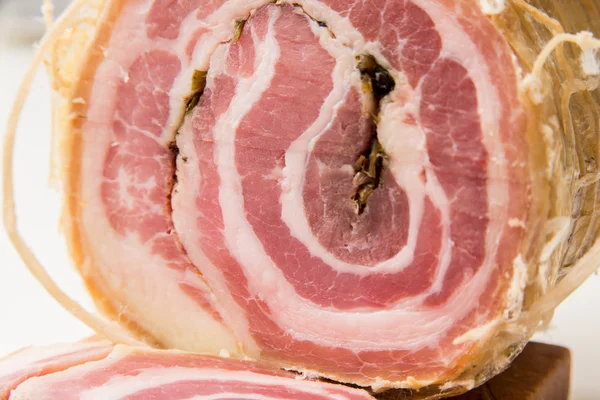 硬化豚 典型的なイタリアのスパイス サラミ — ストック写真