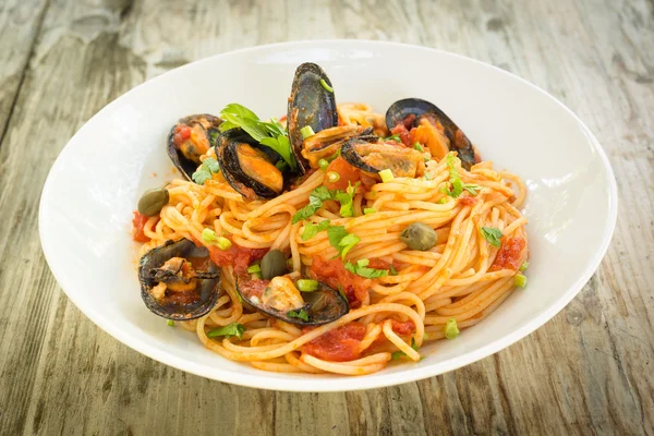 Спагетти из мидии и помидоров, средиземноморская кухня — стоковое фото