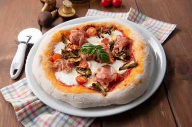 Prosciutto ve mantarlı lezzetli pizza. 