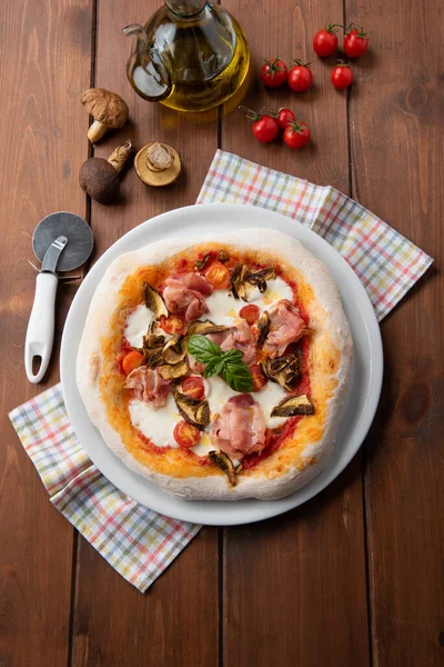Delicious Pizza Prosciutto Mushrooms — Stock Photo, Image