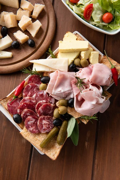 Prato Deliciosos Aperitivos Típicos Italianos — Fotografia de Stock